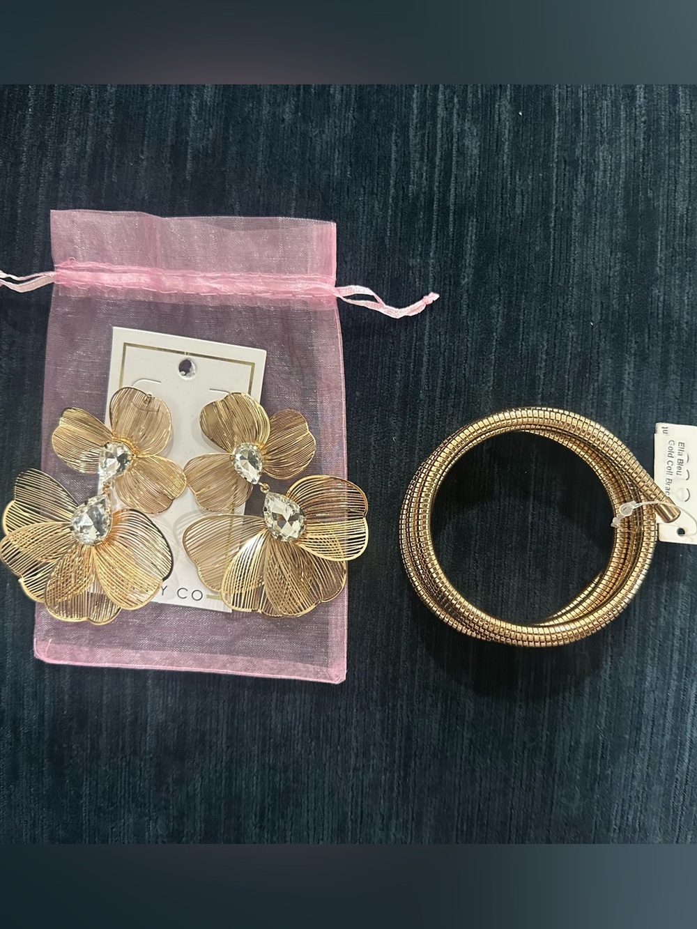 🎀NEW Gold Floral Earrings + Coil Wrap Bracelet Set
Gift Ready!🎀